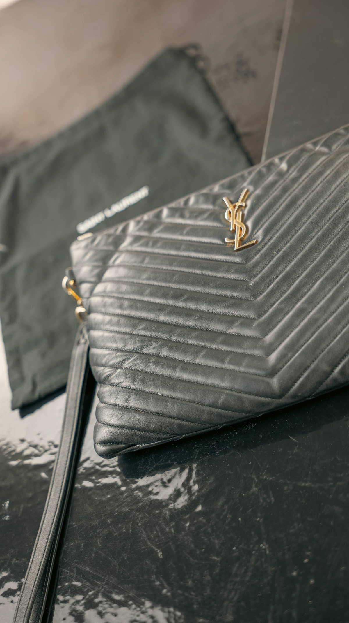Dettaglio della borsa Saint Laurent in pelle matelassé con logo dorato